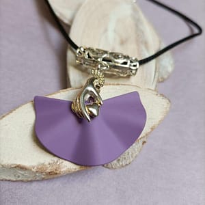 Collier coeur sur la main