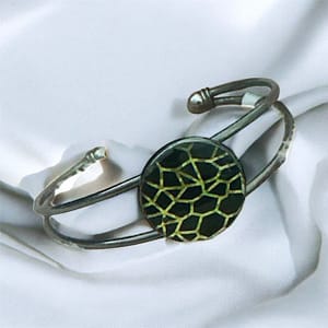 Bracelet jonc en métal argenté avec cabochon rond en résine noire effet craquelé doré, création artisanale